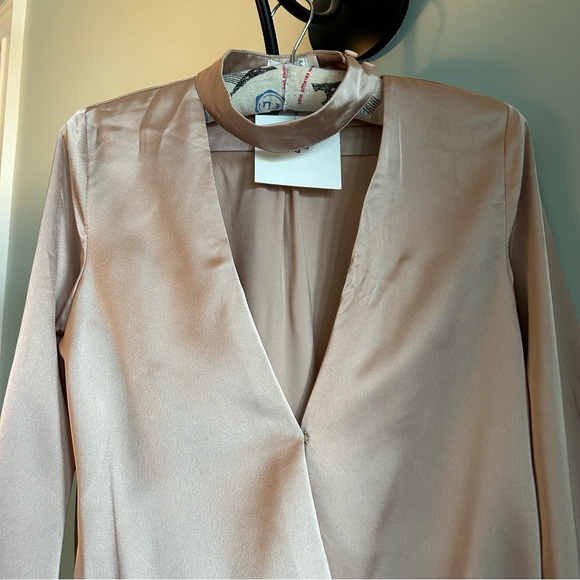 NWT SEEK BY LF
V-NECK POPOVER BLOUSE - Picture 2 of 7